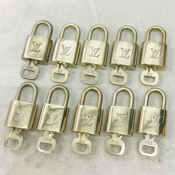 Authentic LOUIS VUITTON LV 10 SET PADLOCK KEY CHARM CADENA GOLD-PLATED - Picture 1 of 4